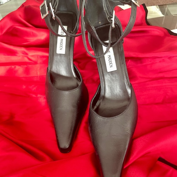 Black Pumps - Picture 2 of 4